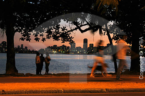  People walking at Lagoa Rodrigo de Freitas (Rodrigo de Freitas Lagoon)* - Rio de Janeiro city - Rio de Janeiro state - Brazil *National Historic Site since 06-19-2000. 