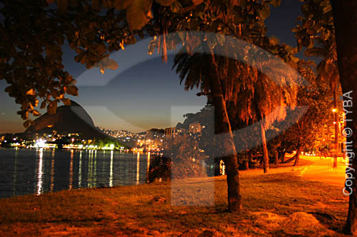  Lagoa Rodrigo de Freitas (Rodrigo de Freitas Lagoon)* by night - Rio de Janeiro city - Rio de Janeiro state - Brazil *National Historic Site since 06-19-2000. 