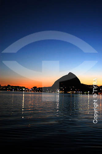  Sunset at Lagoa Rodrigo de Freitas (Rodrigo de Freitas Lagoon)* by night - Rio de Janeiro city - Rio de Janeiro state - Brazil   *National Historic Site since 06-19-2000. 