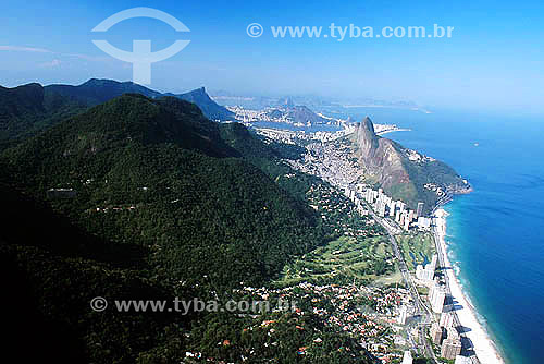  Aerial view of Sao Conrado neighborhood with the south zone of Rio de Janeiro city in the background and the Tijuca mountain range in the left - Rio de Janeiro state - Brazil 