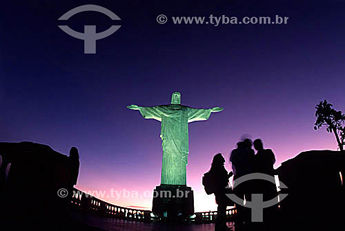  Silhouette of people standing in front of the brightly illuminated Cristo Redentor (Christ the Redeemer) at twilight - Rio de Janeiro city - Rio de Janeiro state - Brazil 