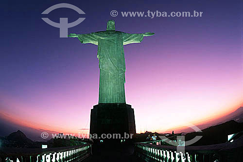  Silhouette of people standing in front of the brightly illuminated Cristo Redentor (Christ the Redeemer) at sunset - Rio de Janeiro city - Rio de Janeiro state - Brazil 