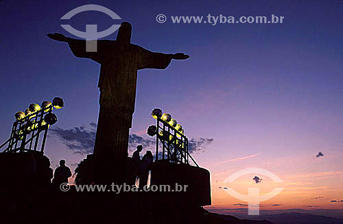 Silhouette of people standing below Cristo Redentor (Christ the Redeemer) at sunset - Rio de Janeiro city - Rio de Janeiro state - Brazil 
