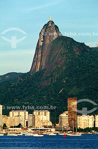 Cristo Redentor (Christ the Redeemer) atMorro do Corcovado (Corcovado Mountain) as seen from the neighborhood of Urca, with the buildings of Botafogo Cove and the boats on Guanabara Bay in the foreground - Rio de Janeiro city - Rio de Janeiro state  