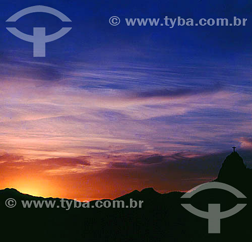  Silhouette of the Rio de Janeiro mountain range at sunset, with Cristo Redentor (Christ the Redeemer) at Morro do Corcovado (Corcovado Mountain) to the right - Rio de Janeiro city - Rio de Janeiro state - Brazil 