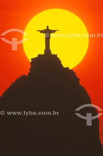  Silhouette of Cristo Redentor (Christ the Redeemer) against the setting sun atop Morro do Corcovado (Corcovado Mountain) - Rio de Janeiro city - Rio de Janeiro state - Brazil 