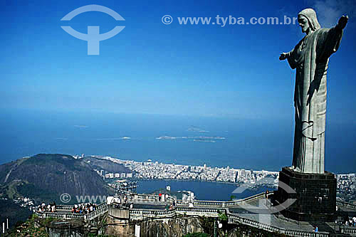  Aerial view of tourists looking up at Cristo Redentor (Christ the Redeemer), with Lagoa Rodrigo de Freitas (Rodrigo de Freitas Lagoon)* and the Cagarras Islands in the background - Rio de Janeiro city - Rio de Janeiro state - Brazil  * National Hist 
