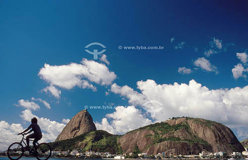  Sugar Loaf Mountain* with silhouette of a bicycle rider in the foreground - Rio de Janeiro city - Rio de Janeiro state - Brazil  * Commonly called Sugar Loaf Mountain, the entire rock formation also includes Urca Mountain and Sugar Loaf itself (the  