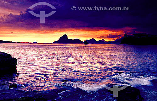  Sunset reflects on Guanabara Bay with the Sugar Loaf Mountain in the background - Rio de Janeiro city - Rio de Janeiro state - Brasil 