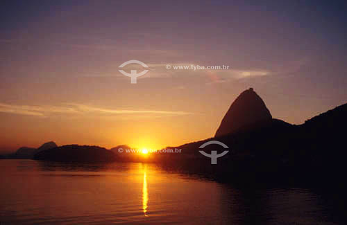  Silhouette of Sugar Loaf Mountain at sunrise - Rio de Janeiro city - Rio de Janeiro state - Brazil 