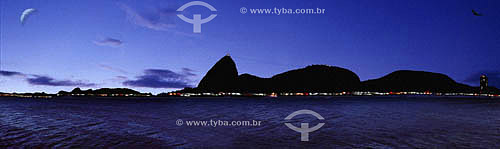  Panoramic view of Sugar Loaf Mountain* at twilight - Rio de Janeiro city - Rio de Janeiro state - Brazil  * Commonly called Sugar Loaf Mountain, the entire rock formation also includes Urca Mountain and Sugar Loaf itself (the taller of the two). Thi 