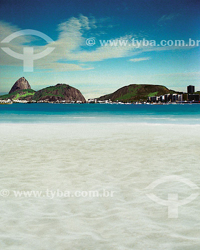  Sugar Loaf Mountain* with beach in the foreground - Rio de Janeiro city - Rio de Janeiro state - Brazil  * Commonly called Sugar Loaf Mountain, the entire rock formation also includes Urca Mountain and Sugar Loaf itself (the taller of the two). This 