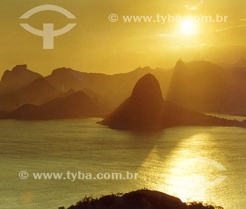  Rio de Janeiro at sunset as seen from Niteroi city - Guanabara Bay - Rio de Janeiro city - Rio de Janeiro state - Brazil 