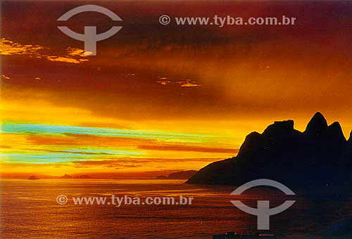  Sunset with the sea in the foreground and Two Brothers Hill and Gavea Rock in the background - Rio de Janeiro city - Rio de Janeiro state - Brazil 