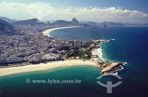  Aerial view of Ipanema, Copacabana and Arpoador beaches and neighborhoods with Sugar Loaf Mountain in the background - Rio de Janeiro city - Rio de Janeiro state - Brazil 