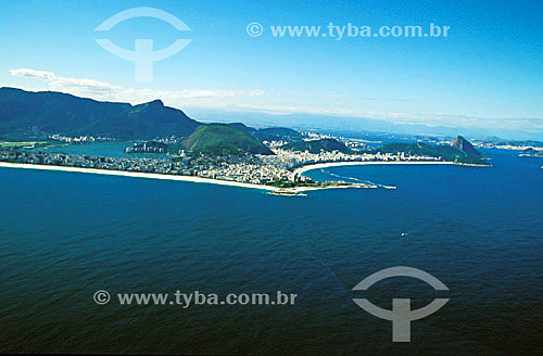  Rio de Janeiro as seen from the Atlantic Ocean showing from left to right: Ipanema Beach with Lagoa Rodrigo de Freitas just behind it, Arpoador Beach, Copacabana Beach and the Sugar Loaf Mountain to the right - Rio de Janeiro state - Brazil 