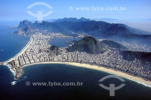  Aerial view of the small neighborhood of Arpoador, which connects Ipanema on the left to Copacabana on the right. From left to right: the far end of Ipanema Beach known as Arpoador, Rock of Arpoador and Praia do Diabo (Devil Beach), three private be 