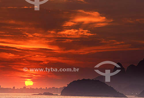  View of Rio de Janeiro city as seen from Niteroi city at sunset - RJ - Brazil 