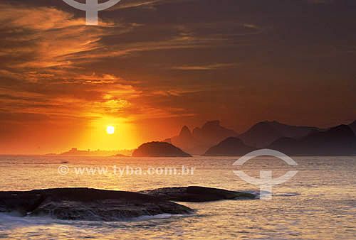  View of Rio de Janeiro city, with Morro Dois Irmaos (Two Brothers Mountain) and Rock of Gavea in the background, as seen from Niteroi city at sunset - RJ - Brazil 