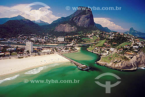  Barra da Tijuca neighborhood and beach with Gavea Rock (*) in the background - Rio de Janeiro city - Rio de Janeiro state - Brazil   * Gavea Rock is a National Historical Site since 08-08-1973 