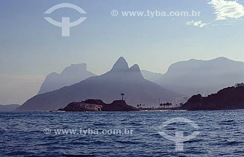  View from the sea - Arpoador, Morro Dois Irmaos  (Two Brothers Mountain) and the Rock of Gavea* in the background - Rio de Janeiro city - Rio de Janeiro state - Brazil  * The Rock of Gavea and the Two Brothers Mountain are National Historic Sites si 