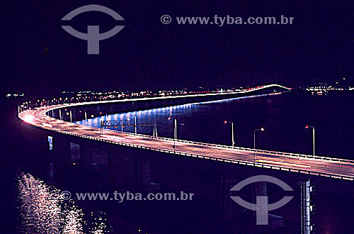 The Rio-Niteroi Bridge illuminated at night - Rio de Janeiro city - Rio de Janeiro state - Brazil  * Inaugurated in 1974, the official name of the Rio-Niteroi Bridge is Ponte Presidente Costa e Silva (Presidente Costa e Silva Bridge). It extends acr 