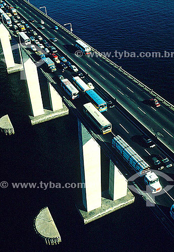  Aerial view of traffic on the Rio-Niteroi Bridge - Rio de Janeiro city - Rio de Janeiro state - Brazil 