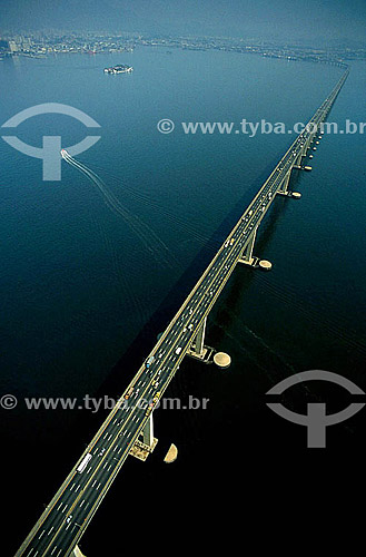  Aerial view of the Rio-Niteroi Bridge* in Guanabara Bay - Rio de Janeiro city - Rio de Janeiro state - Brazil  * Inaugurated in 1974, the official name of the Rio-Niteroi Bridge is Ponte Presidente Costa e Silva (Presidente Costa e Silva Bridge). It 