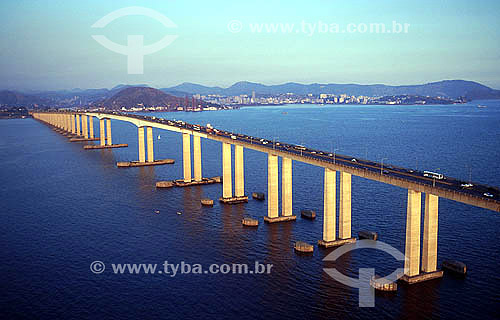  Aerial view of the Rio-Niteroi Bridge* in Guanabara Bay, with the city of Niteroi in the background - Rio de Janeiro city - Rio de Janeiro state - Brazil  * Inaugurated in 1974, the official name of the Rio-Niteroi Bridge is Ponte Presidente Costa e 