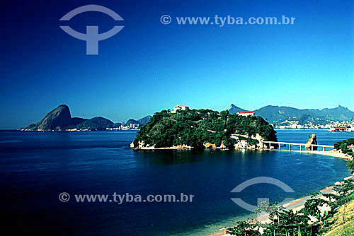  Island off of Boa Viagem Beach in the city of Niteroi, with Sugar Loaf Mountain* in the background to the left - Niteroi city - Rio de Janeiro state - Brazil  * National Historic Site since 08-08-1973. 