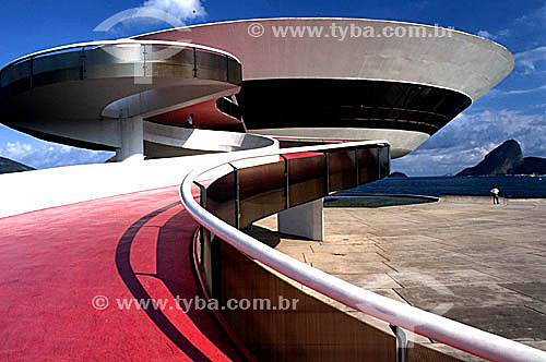  Contemporary Art Museum (MAC) - project of the architect Oscar Niemeyer, and constructed between 1991 and 1996 on the Mirante Boa Viagem (Boa Viagem Overlook) on Guanabara Bay in Niteroi city, with the Sugar Loaf Mountain in the background - Rio de  