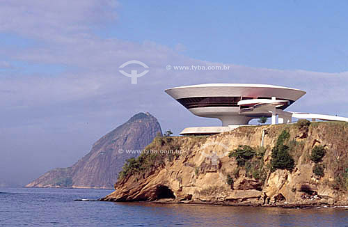  MAC - Contemporary Art Museum with the Sugar Loaf Mountain in the background - Niteroi city - Rio de Janeiro state - Brazil 