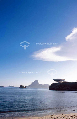  MAC (Contemporary Art Museum) as seen from Praia de Flexas and Sugar Loaf Mountain in the background - Niteroi city - Rio de Janeiro state - Brazil 