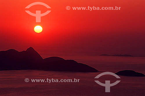  Silhouette of Rio de Janeiro´s mountains against a red sunset, as seen from the city of Niteroi - Rio de Janeiro state - Brazil 