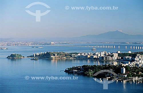  Aerial view of Guanabara Bay and the Rio-Niteroi Bridge, with part of the city of Niteroi in the foreground to the right - Rio de Janeiro city - Rio de Janeiro state - Brazil 