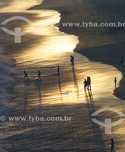  People silhouette at Piratininga Beach at dawn - Niteroi city - Rio de Janeiro state - Brazil 