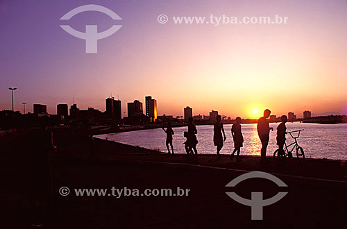  Silhouette of youngs in the sunset - Campos city* - Rio de Janeiro state - Brazil  * The complete name of the city is Campo dos Goytacazes, district in the north of the Rio de Janeiro state, about 280km from the capital.  - Campos dos Goytacazes city - Rio de Janeiro state (RJ) - Brazil