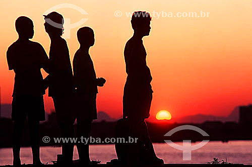  Silhouette of boys against the sunset - Campos* city - Rio de Janeiro state - Brazil  *The complete name for this city is Campos dos Goytacazes, which is located in the north of the state of Rio de Janeiro, about 280 km from the city of Rio de Janei  - Campos dos Goytacazes city - Rio de Janeiro state (RJ) - Brazil