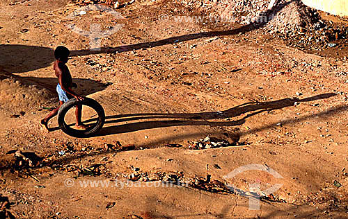  A boy playing with a tire - Angra dos Reis city - Costa Verde (Green Coast) - Rio de Janeiro state - Brazil  - Angra dos Reis city - Rio de Janeiro state (RJ) - Brazil