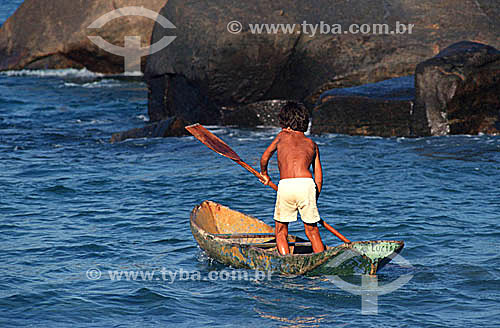  Man rowing a boat made out of a tree trunk - Angra dos Reis city - Costa Verde (Green Coast) - Rio de Janeiro state - Brazil 