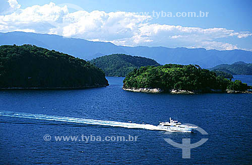  Yacht crossing in front of some small islands on Angra dos Reis Bay - Angra dos Reis city - Costa Verde (Green Coast) - Rio de Janeiro state - Brazil 