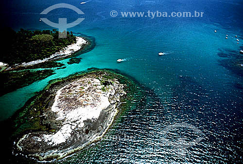  Aerial view of boats moving along the islands of Angra dos Reis - Costa Verde (Green Coast) - Rio de Janeiro state - Brazil 