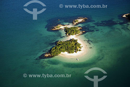 Aerial view of small islands at Angra Bay - Green Coast - Angra dos Reis region - Rio de Janeiro state - Brazil 