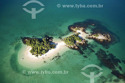  Aerial view of small islands at Angra Bay - Green Coast - Angra dos Reis region - Rio de Janeiro state - Brazil 