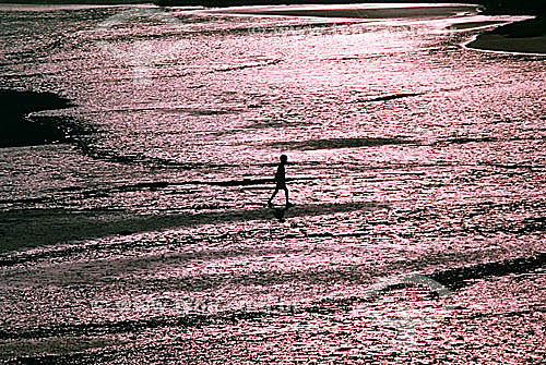  Silhouette of a boy on the beach highlighted by the reflections of the sun on the water - Ilha Grande (Big Island) - APA dos Tamoios (Tamoios Ecological Reserve) - Costa Verde (Green Coast) - Angra dos Reis city - Rio de Janeiro state - Brazil 