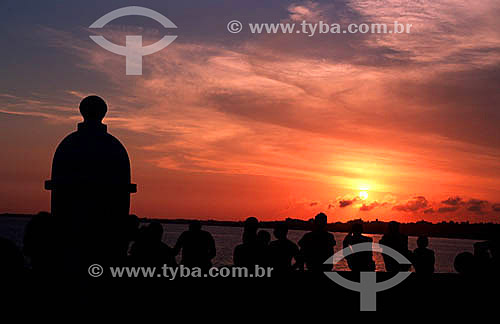  Silhouette of people viewing the sunset from Forte São Matheus (Saint Matthew Fort)*, constructed in 1617 - Praia do Forte (Fort Beach) - Costa do Sol (Sun Coast) - Regiao dos Lagos (Lakes Region) - Cabo Frio city - Rio de Janeiro state - Brazil  *  