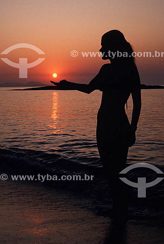  Silhouette of a woman in a bikini setting the sun with her hand - Buzios city - Costa do Sol (Sun Coast) - Regiao dos Lagos (Lakes Region) - Rio de Janeiro state - Brazil 