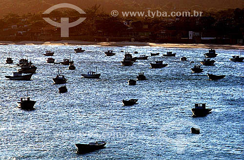  Silhouette of fishing boats off the shore in the city of Buzios, highlighted by the sun´s reflection in the water - Costa do Sol (Sun Coast) - Regiao dos Lagos (Lakes Region) - Rio de Janeiro state - Brazil 