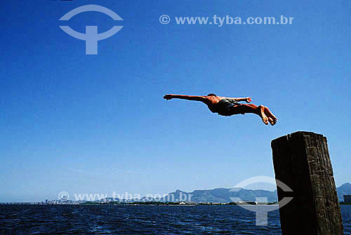  Boy diving into Guanabara Bay from a pier on Ilha do Governador (Governor´s Island) - Rio de Janeiro city - Rio de Janeiro state - Brazil 