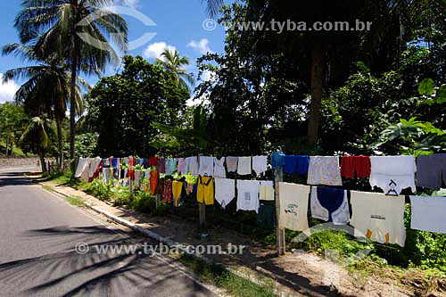  Clothes drying on roadside - Pirangui do Sul region - Rio Grande do Norte state - Brazil - 05/2006 